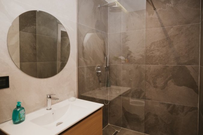 Tirane, jepet me qera apartament 1+1 , 60 m² 1.100 € 