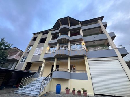 Tirane, jepet me qera Vile , 180 m² 1.800 € 