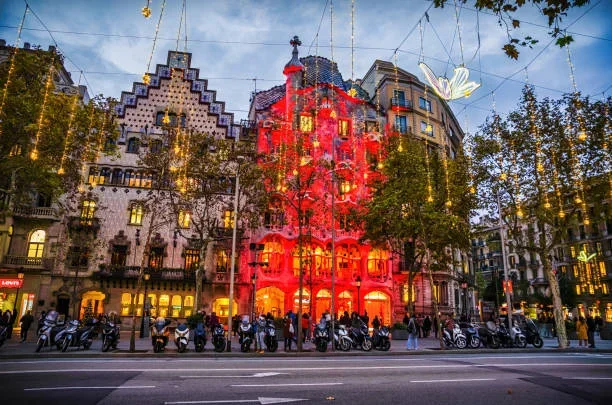 Tirane, oferte City-tour | Vizita qytetesh 𝗞𝗿𝗶𝘀𝗵𝘁𝗹𝗶𝗻𝗱𝗷𝗲 𝗻𝗲 𝗕𝗮𝗿𝗰𝗲𝗹𝗼𝗻𝗲 𝗺𝗲 𝗮𝘃𝗶𝗼𝗻 𝗱𝗵𝗲 𝗴𝘂𝗶𝗱𝗲