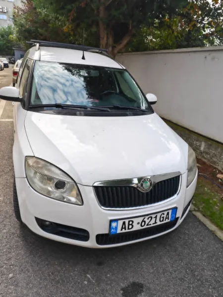 Tirane, shitet makine Skoda, Roomster Benzin+Gaz, e bardhë automatik Kondicioner 200.000 km 3.800 €