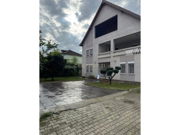 Tirane, jepet me qera Vile 2 Katshe Kati 2, 430 m² 2.000 € (Prane Casa Italia Tirana Albania)