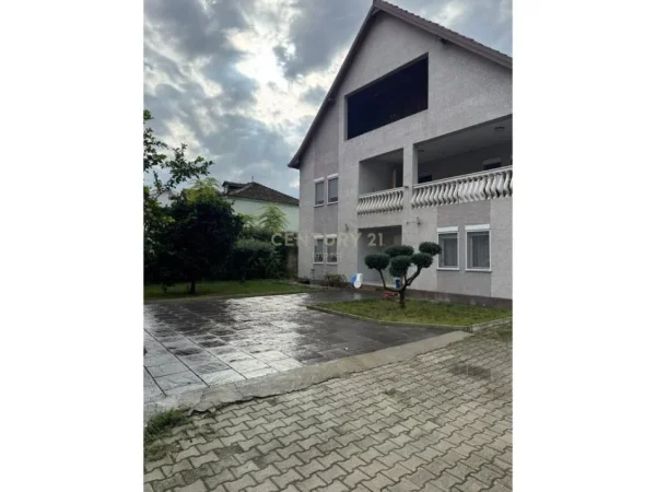 Tirane, jepet me qera Vile 2 Katshe Kati 2, 430 m² 2.000 € (Prane Casa Italia Tirana Albania)
