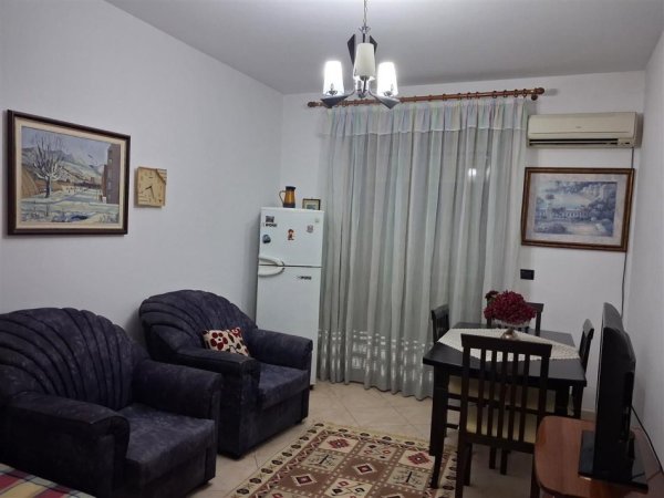 Tirane, jepet me qera apartament 1+1+Ballkon Kati 4, 70 m² 695 € (Qendra e Tiranës)