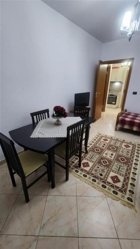 Tirane, jepet me qera apartament 1+1+Ballkon Kati 4, 70 m² 695 € (Qendra e Tiranës)