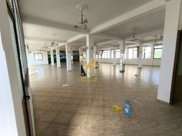 Tirane, jepet me qera ambjent biznesi Kati 0, 1.400 m² 3.500 € (KAMEZ)