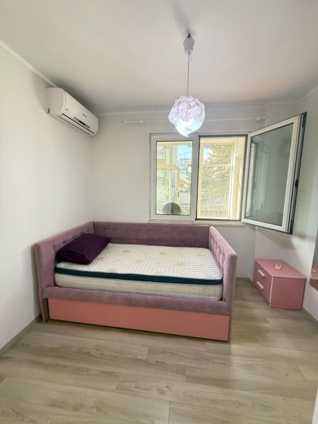 Tirane, jepet me qera apartament 3+1 , 125 m² 1.500 € (Bllok)