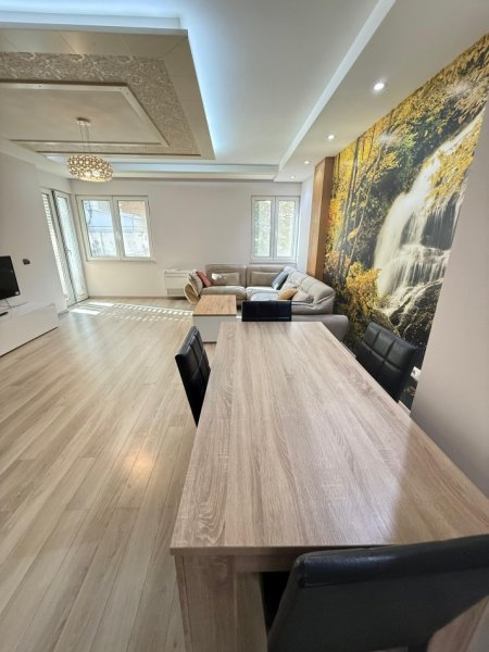 Tirane, jepet me qera apartament 3+1 , 125 m² 1.500 € (Bllok)