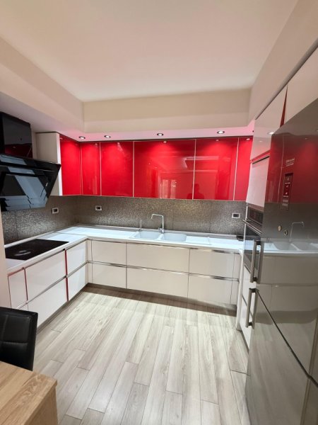 Tirane, jepet me qera apartament 3+1 , 125 m² 1.500 € (Bllok)