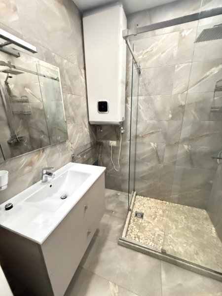 Tirane, jepet me qera apartament 3+1 , 125 m² 1.500 € (Bllok)