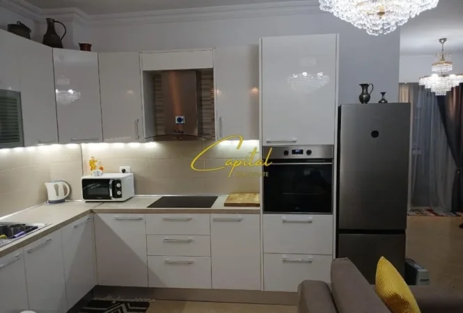 Tirane, jepet me qera apartament 2+1 Kati 2, 87 m² 520 € (FRESKU)