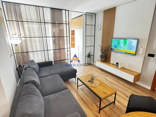 Tirane, jepet me qera apartament 2+1+Ballkon Kati 8, 75 m² 700 € 