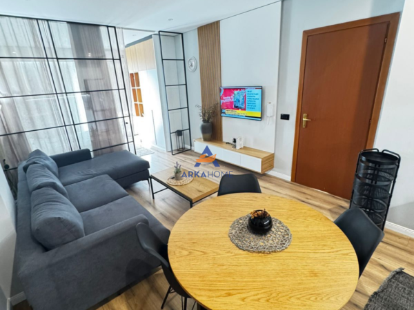 Tirane, jepet me qera apartament 2+1+Ballkon Kati 8, 75 m² 700 € 