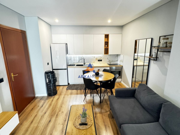 Tirane, jepet me qera apartament 2+1+Ballkon Kati 8, 75 m² 700 € 