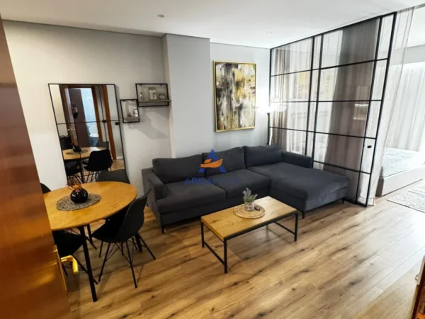 Tirane, jepet me qera apartament 2+1+Ballkon Kati 8, 75 m² 700 € 