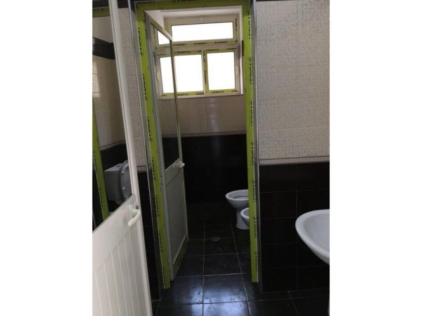 Tirane, jepet me qera ambjent biznesi Kati -1, 1.314 m² 5.500 € (Bulevardi i ri)