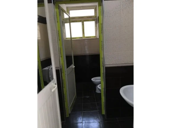 Tirane, jepet me qera ambjent biznesi Kati -1, 1.314 m² 5.500 € (Bulevardi i ri)