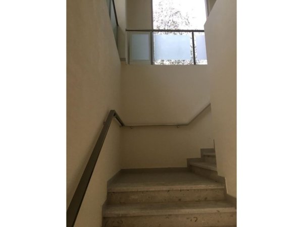 Tirane, jepet me qera ambjent biznesi Kati -1, 1.314 m² 5.500 € (Bulevardi i ri)