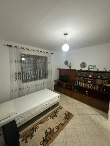Tirane, jepet me qera apartament 2+1 Kati 5, 75 m² 500 € (PORCELAN)