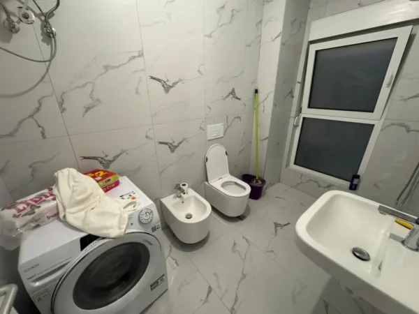 Tirane, jepet me qera apartament 1+1 Kati 7, 450 € 