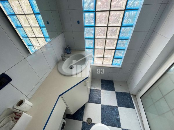 Tirane, jepet me qera ambjent biznesi Kati 0, 90 m² 1.000 € (RRUGA “ARKITEKT KASEMI”, TE BRRYLI)