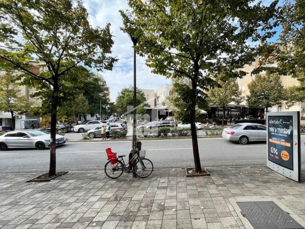 Tirane, jepet me qera ambjent biznesi Kati 0, 90 m² 1.000 € (RRUGA “ARKITEKT KASEMI”, TE BRRYLI)
