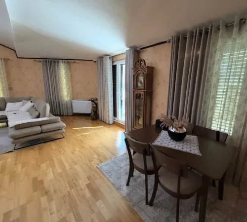 Tirane, jepet me qera apartament+verande | Penthouse 3+1 Kati 5, 120 m² 1.500 € (RRUGA HAMDI SINA)