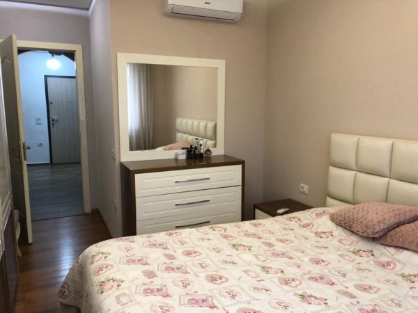 Tirane, jepet me qera apartament 1+1 Kati 4, 70 m² 600 € (Pazari i Ri)