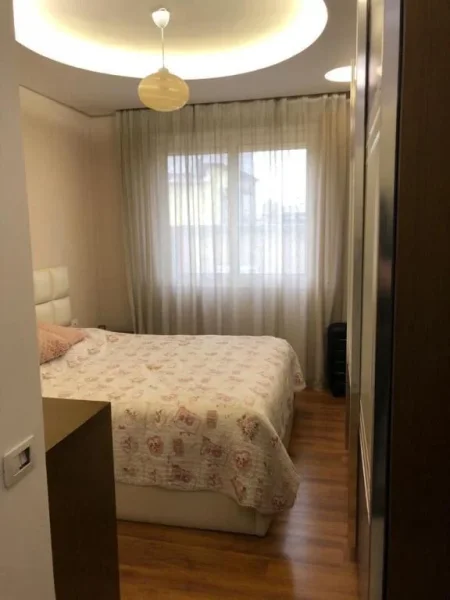 Tirane, jepet me qera apartament 1+1 Kati 4, 70 m² 600 € (Pazari i Ri)