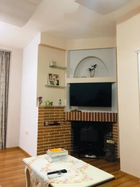 Tirane, jepet me qera apartament 1+1 Kati 4, 70 m² 600 € (Pazari i Ri)