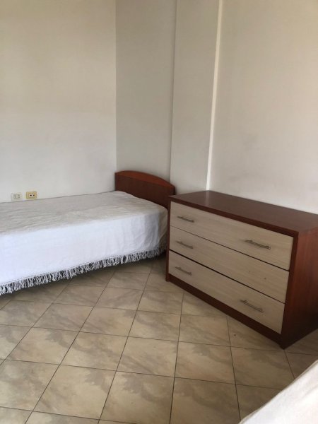 Tirane, jepet me qera apartament 2+1+Ballkon Kati 5, 115 m² 500 € (Rruga Rrapo Hekali, Prane Fondacionit Eleonor, Tirane.)