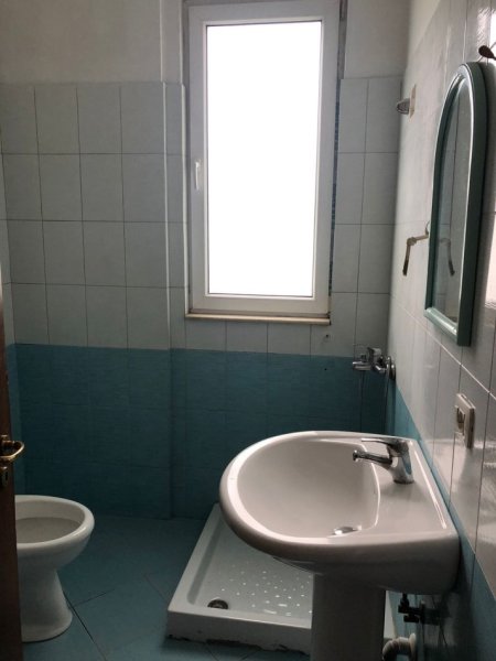Tirane, jepet me qera apartament 2+1+Ballkon Kati 5, 115 m² 500 € (Rruga Rrapo Hekali, Prane Fondacionit Eleonor, Tirane.)