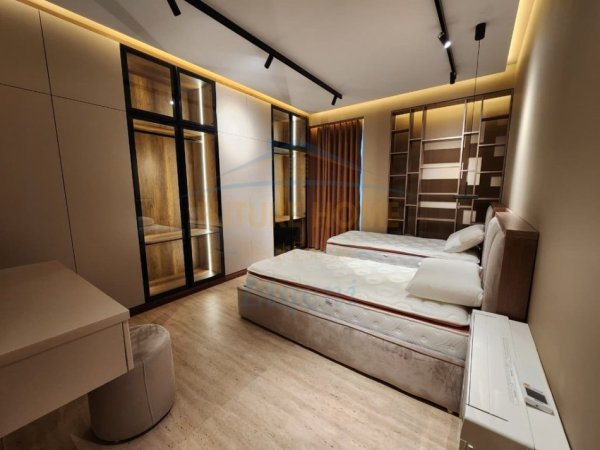 Tirane, jepet me qera 3+1+Ballkon Kati 0, 200 m² (Secret Garden Residence)