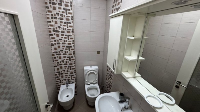 Tirane, jepet me qera apartament 2+1+Ballkon Kati 8, 230 m² 600 € (Fresk)