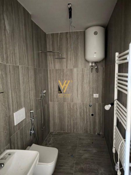 Tirane, jepet me qera zyre Kati 5, 74 m² 750 € (TREGU CAM)