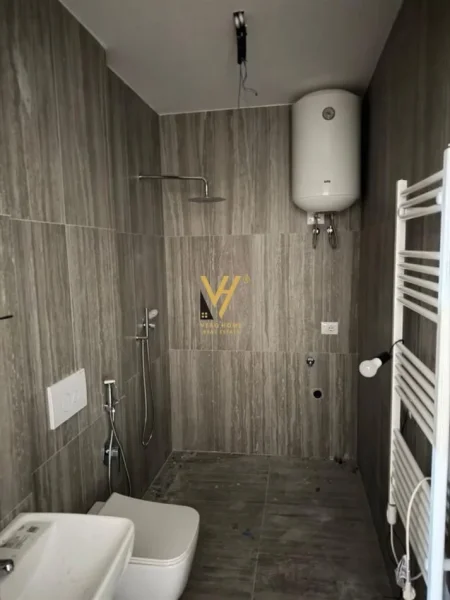 Tirane, jepet me qera zyre Kati 5, 74 m² 750 € (TREGU CAM)