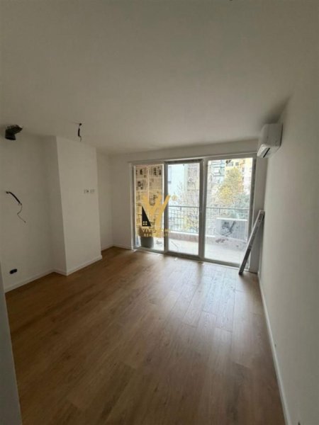 Tirane, jepet me qera zyre Kati 5, 74 m² 750 € (TREGU CAM)