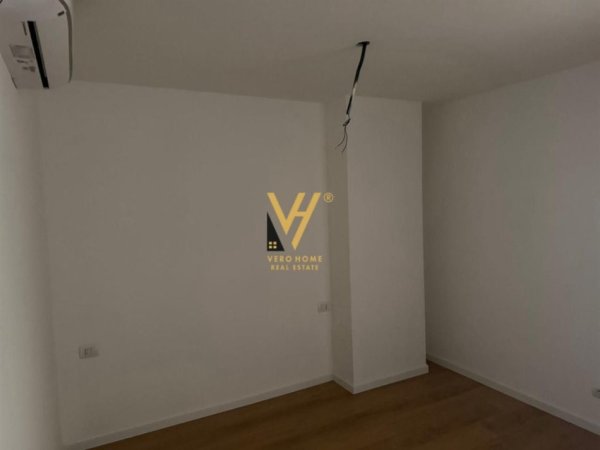 Tirane, jepet me qera zyre Kati 5, 74 m² 750 € (TREGU CAM)