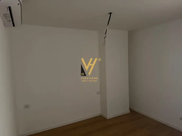Tirane, jepet me qera zyre Kati 5, 74 m² 750 € (TREGU CAM)
