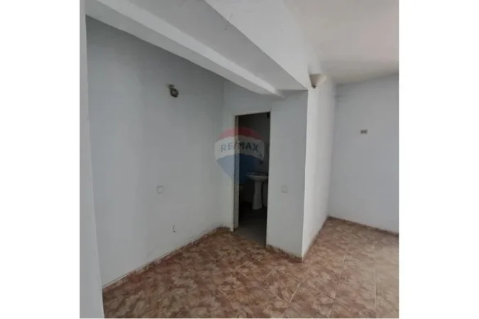 Vlore, shitet ambjent biznesi Kati 0, 65 m² 75.000 € (Rruga Ali Demi)
