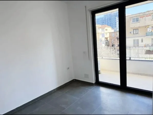 Tirane, jepet me qera zyre , 50 m² 450 € (Karl gega)
