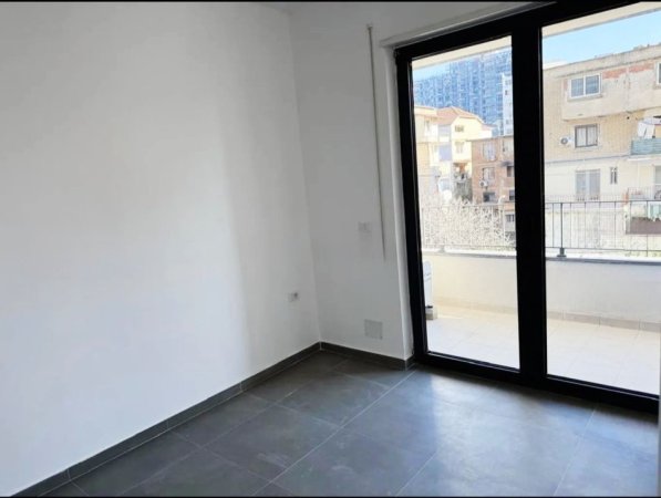 Tirane, jepet me qera zyre , 50 m² 450 € (Karl gega)