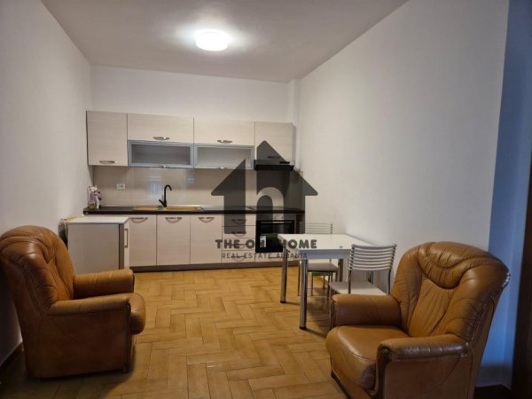 Tirane, jepet me qera apartament 2+1+Ballkon Kati 4, 100 m² 700 € (Myslym shyre)