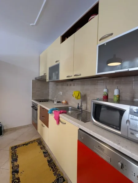 Tirane, jepet me qera apartament 1+1 , 74 m² 550 € (Komuna e Parisit)