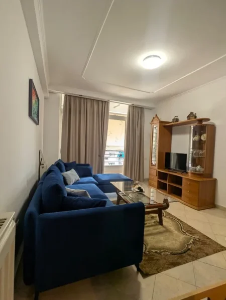 Tirane, jepet me qera apartament 1+1 , 74 m² 550 € (Komuna e Parisit)