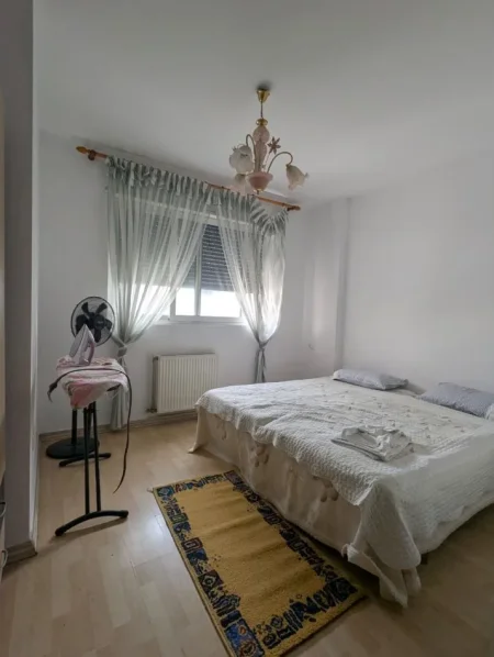 Tirane, jepet me qera apartament 1+1 , 74 m² 550 € (Komuna e Parisit)