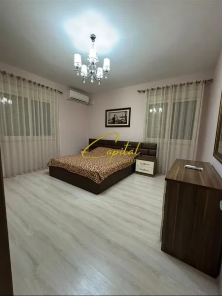 Tirane, jepet me qera apartament 2+1 Kati 3, 99 m² 600 € (ISH STACIONI TRENIT)