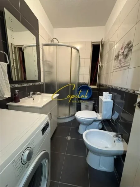 Tirane, jepet me qera apartament 2+1 Kati 3, 99 m² 600 € (ISH STACIONI TRENIT)