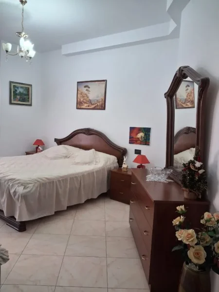 Tirane, jepet me qera apartament 1+1+Aneks Kati 4, 695.000 € (Rruga urani Pano)