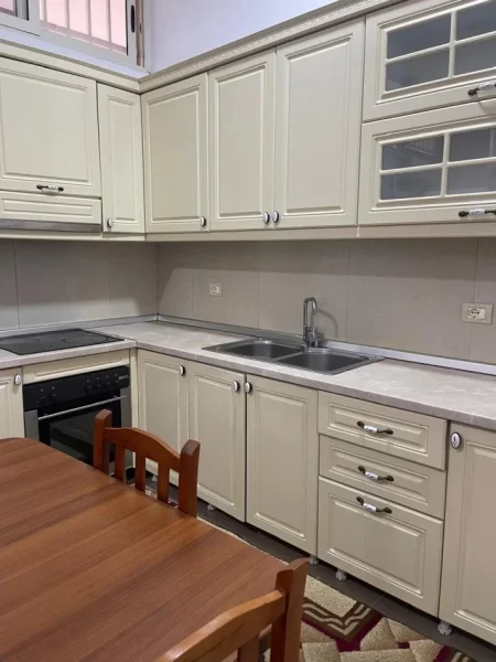 Tirane, jepet me qera apartament 1+1 Kati 1, 70 m² 400 € (5 maji)