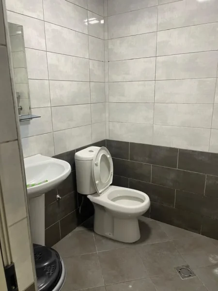 Tirane, jepet me qera apartament 1+1 Kati 1, 70 m² 400 € (5 maji)